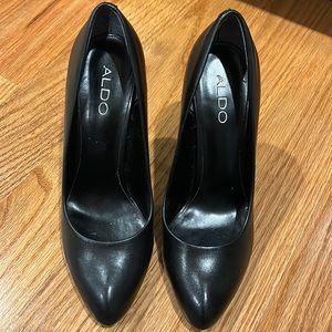 Black pumps size 7 (not for wide feet)